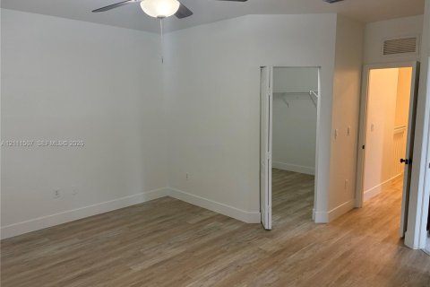 House in Cutler Bay, Florida 4 bedrooms, 174.66 sq.m. № 2428358 - photo 5