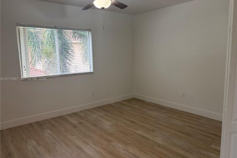 House in Cutler Bay, Florida 4 bedrooms, 174.66 sq.m. № 2428358 - photo 9