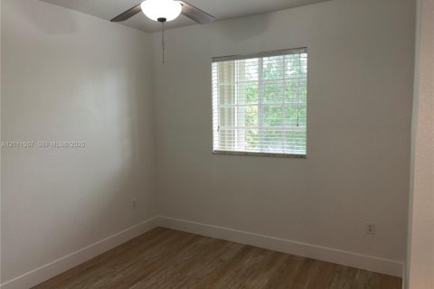 House in Cutler Bay, Florida 4 bedrooms, 174.66 sq.m. № 2428358 - photo 11