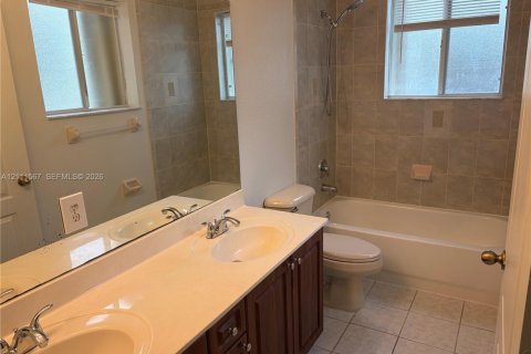 House in Cutler Bay, Florida 4 bedrooms, 174.66 sq.m. № 2428358 - photo 10
