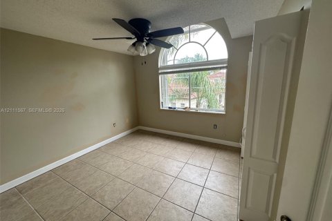 House in Cutler Bay, Florida 4 bedrooms, 174.66 sq.m. № 2428358 - photo 19