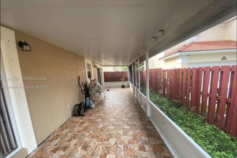 House in Cutler Bay, Florida 4 bedrooms, 174.66 sq.m. № 2428358 - photo 17