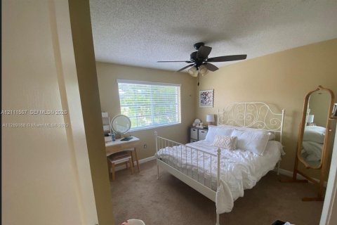 House in Cutler Bay, Florida 4 bedrooms, 174.66 sq.m. № 2428358 - photo 4