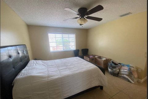 House in Cutler Bay, Florida 4 bedrooms, 174.66 sq.m. № 2428358 - photo 6