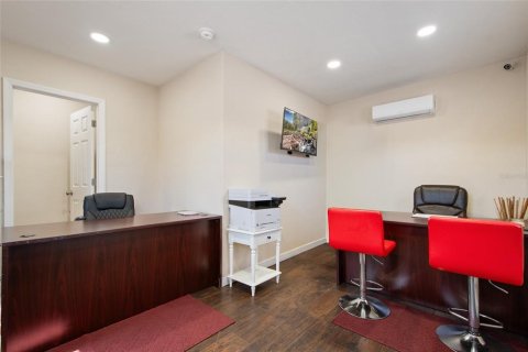 Propiedad comercial en venta en Orlando, Florida, 68.56 m2 № 2223800 - foto 9