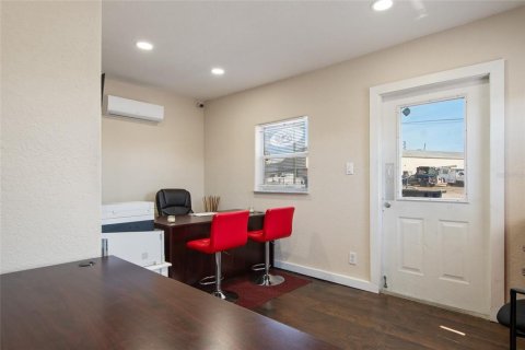 Propiedad comercial en venta en Orlando, Florida, 68.56 m2 № 2223800 - foto 10