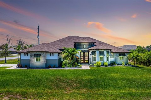 House in Port Charlotte, Florida 3 bedrooms, 210.61 sq.m. № 1740699 - photo 1