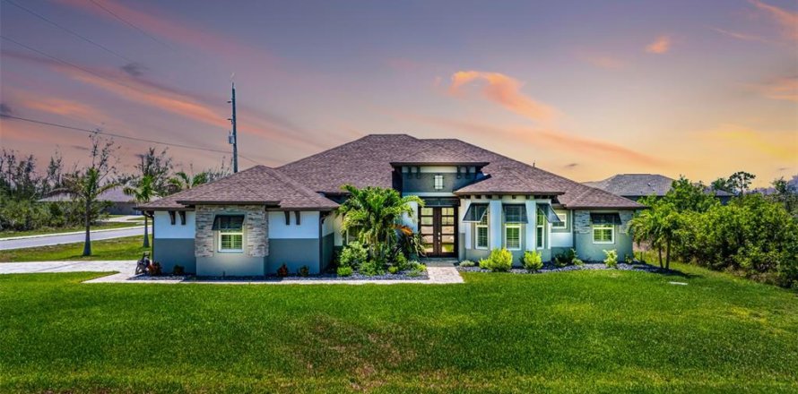 House in Port Charlotte, Florida 3 bedrooms, 210.61 sq.m. № 1740699