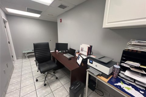 Propiedad comercial en alquiler en Tampa, Florida, 2785.67 m2 № 1835303 - foto 12