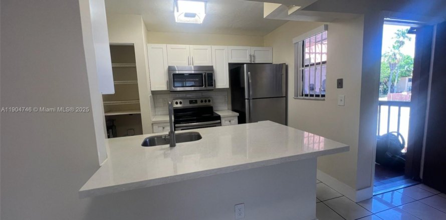 Кондоминиум с 3 спальнями в Хайалиа, Флорида № 1956349