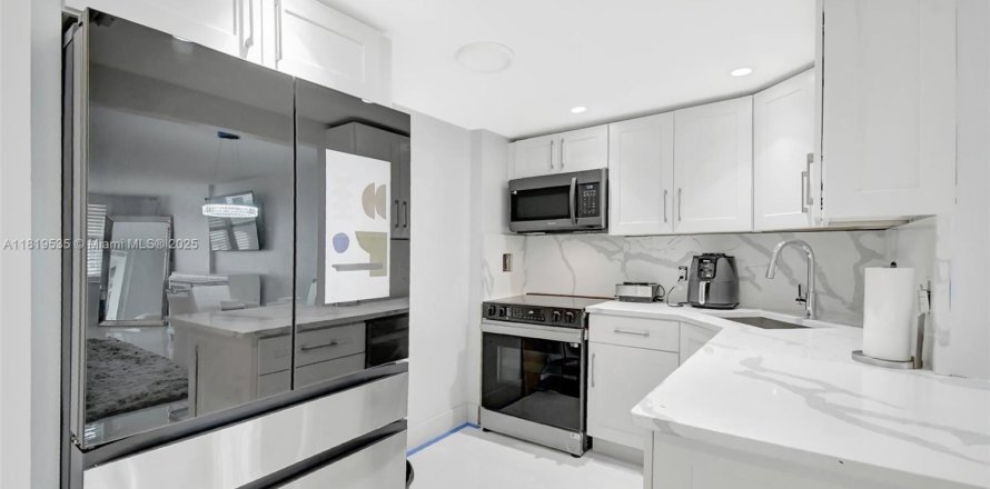 Condominio en Fort Lauderdale, Florida, 2 dormitorios № 1936845