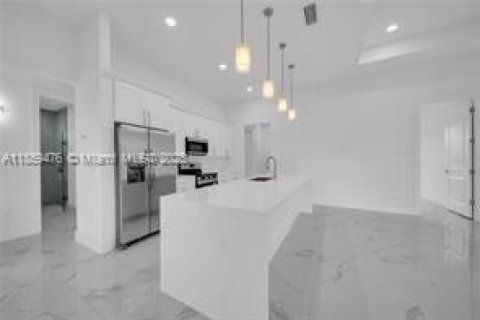 House in Lehigh Acres, Florida 4 bedrooms, 177.63 sq.m. № 1960670 - photo 9