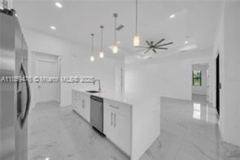 House in Lehigh Acres, Florida 4 bedrooms, 177.63 sq.m. № 1960670 - photo 14