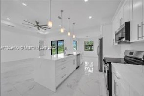 House in Lehigh Acres, Florida 4 bedrooms, 177.63 sq.m. № 1960670 - photo 11