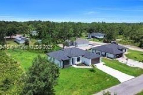 House in Lehigh Acres, Florida 4 bedrooms, 177.63 sq.m. № 1960670 - photo 2