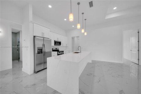 House in Lehigh Acres, Florida 4 bedrooms, 177.63 sq.m. № 1960670 - photo 19