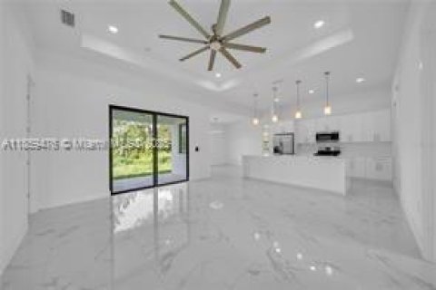 House in Lehigh Acres, Florida 4 bedrooms, 177.63 sq.m. № 1960670 - photo 3