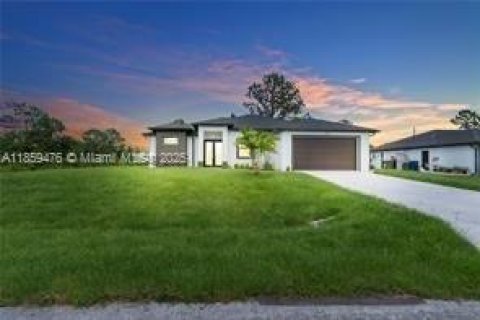 House in Lehigh Acres, Florida 4 bedrooms, 177.63 sq.m. № 1960670 - photo 1