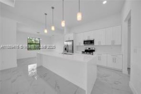 House in Lehigh Acres, Florida 4 bedrooms, 177.63 sq.m. № 1960670 - photo 5