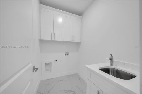 House in Lehigh Acres, Florida 4 bedrooms, 177.63 sq.m. № 1960670 - photo 21