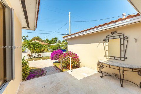 House in Surfside, Florida 3 bedrooms № 2010625 - photo 27