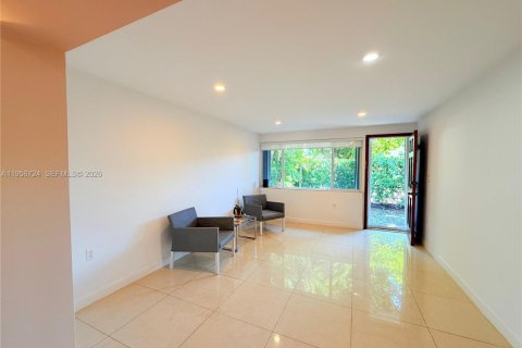 House in Surfside, Florida 3 bedrooms № 2010625 - photo 21