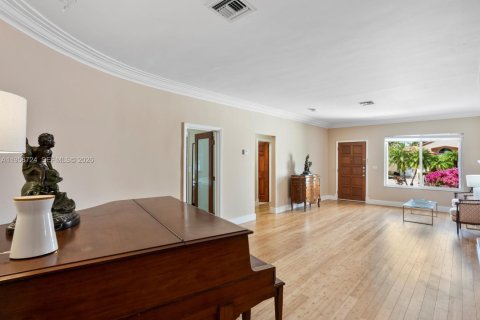 House in Surfside, Florida 3 bedrooms № 2010625 - photo 8