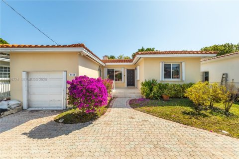 House in Surfside, Florida 3 bedrooms № 2010625 - photo 26