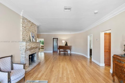 House in Surfside, Florida 3 bedrooms № 2010625 - photo 5