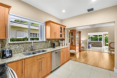 House in Surfside, Florida 3 bedrooms № 2010625 - photo 10