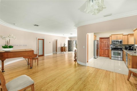 House in Surfside, Florida 3 bedrooms № 2010625 - photo 7