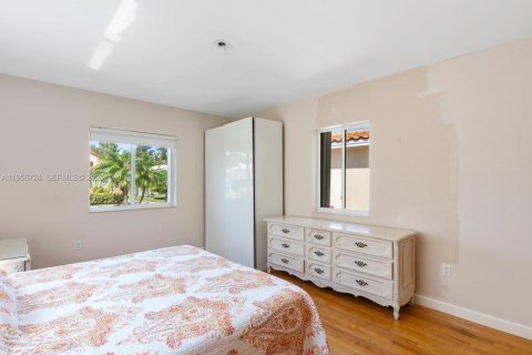 House in Surfside, Florida 3 bedrooms № 2010625 - photo 14