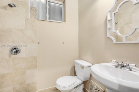 House in Surfside, Florida 3 bedrooms № 2010625 - photo 25