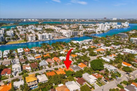 House in Surfside, Florida 3 bedrooms № 2010625