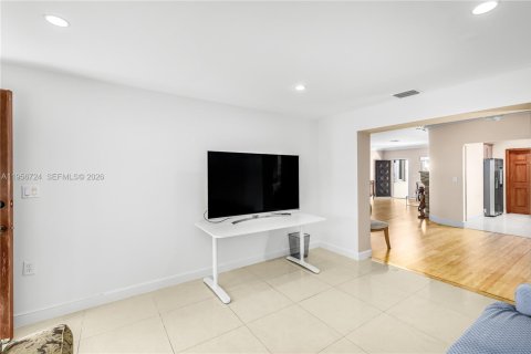 House in Surfside, Florida 3 bedrooms № 2010625 - photo 22