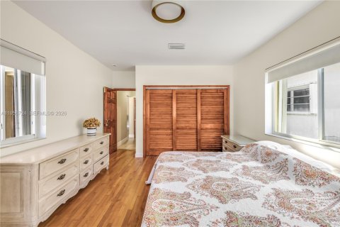 House in Surfside, Florida 3 bedrooms № 2010625 - photo 12