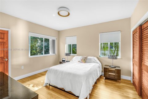 House in Surfside, Florida 3 bedrooms № 2010625 - photo 17