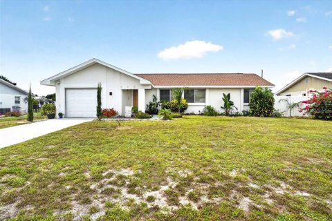 House in Port Charlotte, Florida 2 bedrooms, 103.59 sq.m. № 2221845 - photo 3