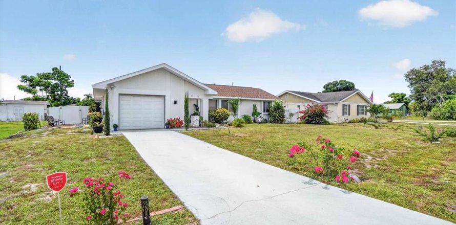 House in Port Charlotte, Florida 2 bedrooms, 103.59 sq.m. № 2221845