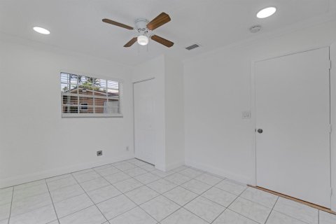 House in Oakland Park, Florida 2 bedrooms, 120.77 sq.m. № 2394633 - photo 9