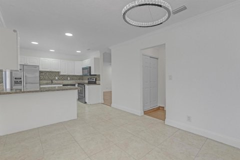 House in Oakland Park, Florida 2 bedrooms, 120.77 sq.m. № 2394633 - photo 24