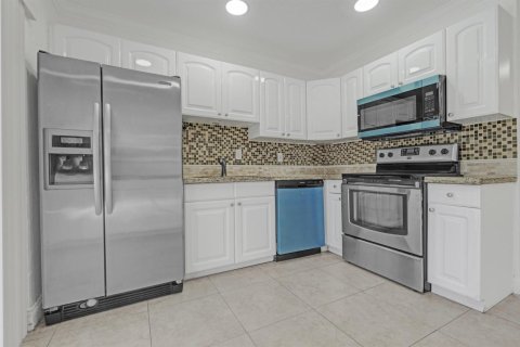 House in Oakland Park, Florida 2 bedrooms, 120.77 sq.m. № 2394633 - photo 7