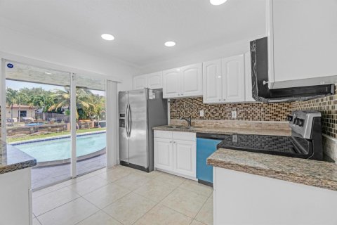House in Oakland Park, Florida 2 bedrooms, 120.77 sq.m. № 2394633 - photo 4