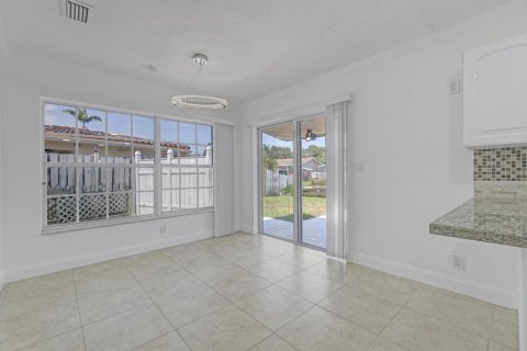 House in Oakland Park, Florida 2 bedrooms, 120.77 sq.m. № 2394633 - photo 25