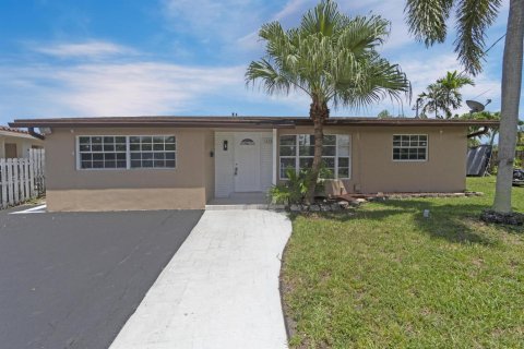House in Oakland Park, Florida 2 bedrooms, 120.77 sq.m. № 2394633