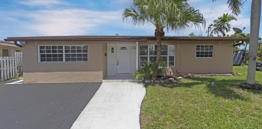 House in Oakland Park, Florida 2 bedrooms, 120.77 sq.m. № 2394633