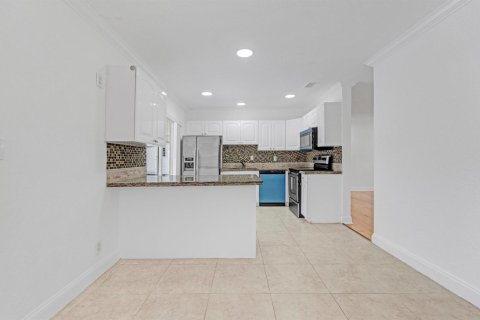 House in Oakland Park, Florida 2 bedrooms, 120.77 sq.m. № 2394633 - photo 3