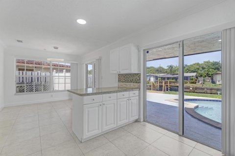 House in Oakland Park, Florida 2 bedrooms, 120.77 sq.m. № 2394633 - photo 5