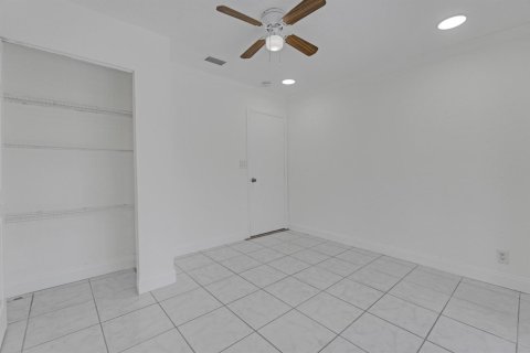 House in Oakland Park, Florida 2 bedrooms, 120.77 sq.m. № 2394633 - photo 10
