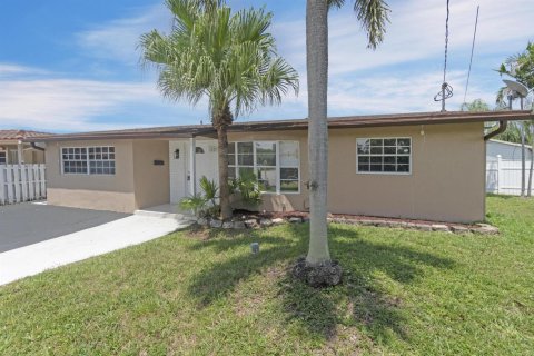 House in Oakland Park, Florida 2 bedrooms, 120.77 sq.m. № 2394633 - photo 2